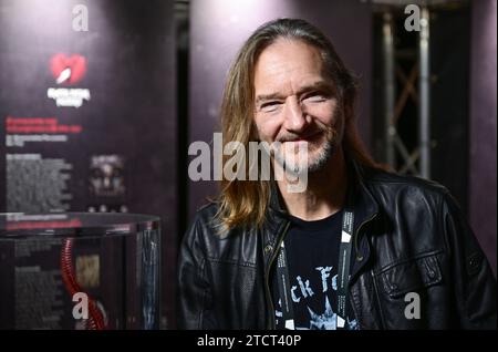 Stuttgart, Allemagne. 14 décembre 2023. Esben Horn, fondateur et initiateur de l'exposition itinérante 'Rock Fossils', se tient dans l'exposition au Musée d'Histoire naturelle de Löwentor à côté d'un modèle d'étoile serpent qui a vécu il y a 75 millions d'années. Des fossiles et des objets nommés en l'honneur des étoiles de la scène rocheuse et métallique sont exposés. Du 16.12.2023 au 16.06.2024, l’exposition sera présentée au Muséum d’Histoire naturelle de Stuttgart. Crédit : Bernd Weißbrod/dpa/Alamy Live News Banque D'Images