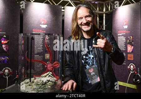 Stuttgart, Allemagne. 14 décembre 2023. Esben Horn, fondateur et initiateur de l'exposition itinérante 'Rock Fossils', se tient dans l'exposition au Musée d'Histoire naturelle de Löwentor à côté d'un modèle d'étoile serpent qui a vécu il y a 75 millions d'années. Des fossiles et des objets nommés en l'honneur des étoiles de la scène rocheuse et métallique sont exposés. Du 16.12.2023 au 16.06.2024, l’exposition sera présentée au Muséum d’Histoire naturelle de Stuttgart. Crédit : Bernd Weißbrod/dpa/Alamy Live News Banque D'Images