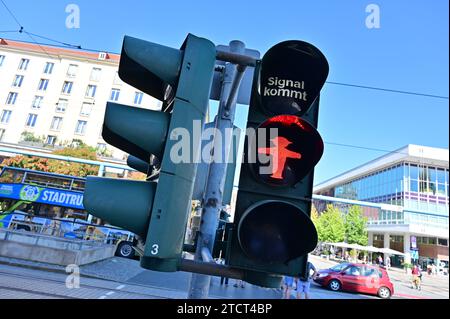 Homme de feu de circulation 'Ampelmännchen' dans le centre de Dresde dans l'État libre de Saxe, Allemagne Banque D'Images