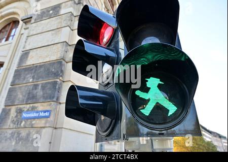 Homme de feu de circulation 'Ampelmännchen' dans le centre de Dresde dans l'État libre de Saxe, Allemagne Banque D'Images