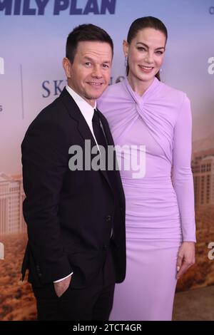 Las Vegas, États-Unis. 13 décembre 2023. Mark Wahlberg (à gauche) et Michelle Monaghan assistent à la première mondiale du film original d'Apple 'The Family Plan' au Chelsea au Cosmopolitan de Las Vegas, Las Vegas, Nevada le mercredi 13 décembre 2023. Photo de James Atoa/UPI crédit : UPI/Alamy Live News Banque D'Images