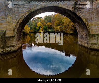 Fermer l'image drone de l'aarche du pont Pembends à Durham avec des arbres automnaux derrière Banque D'Images