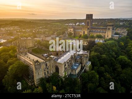 Image brumeuse de la cathédrale de Durham au lever du soleil au début de l'automne Banque D'Images