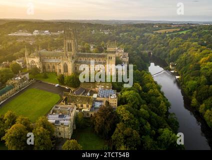 Image drone de la cathédrale de Durham et de River Wear lors d'un lever de soleil brumeux Banque D'Images