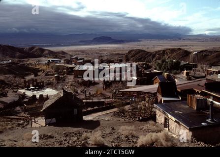 Calico, CA., États-Unis 4/1984. Calico est une ville fantôme et ancienne ville minière du comté de San Bernardino, en Californie, aux États-Unis. Fondée en 1881 en tant que ville minière d'argent. Situé à côté de l'Interstate 15, il se trouve à 3 miles (4,8 km) de Barstow et à 3 miles de Yermo. Walter Knott a acheté Calico dans les années 1950 et reconstruit tous les bâtiments d'origine sauf les cinq autres pour ressembler à ce qu'ils faisaient dans les années 1880 California Historical Landmark #782, et en 2005 a été proclamé par le gouverneur Arnold Schwarzenegger comme étant la ville fantôme de la ruée vers l'argent de Californie. Banque D'Images