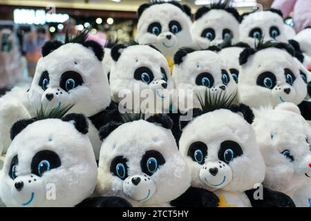 Beaucoup lot mignon têtes de panda jouet en peluche sur l'affichage dans un magasin pour les enfants. Banque D'Images