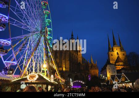 Erfurt 12.12.2023, Erfurt, Domplatz, Blick auf den Dom St.Marien und St.Severi, Links das Riesenrad *** Erfurt 12 12 2023, Erfurt, Domplatz, vue sur la cathédrale St Marien et St Severi, sur la gauche la grande roue Banque D'Images