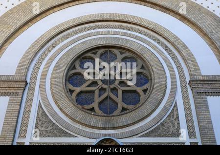 Vitrail gros plan de la synagogue de Novi Sad à Novi Sad, Serbie Banque D'Images