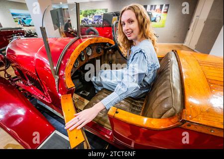 Londres, Royaume-Uni. 14 décembre 2023. Bentley 3 litres Boat-tail Tourer 1923, estimation : £120,000-180,000 - Un aperçu de la vente de voitures importantes du 10e anniversaire à Bonhams New Bond Street. La vente a lieu le 15 décembre 2023. Crédit : Guy Bell/Alamy Live News Banque D'Images