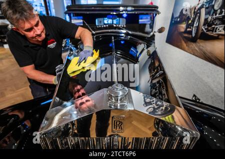 Londres, Royaume-Uni. 14 décembre 2023. Un aperçu de la vente de voitures importantes du 10e anniversaire à Bonhams New Bond Street. La vente a lieu le 15 décembre 2023. Crédit : Guy Bell/Alamy Live News Banque D'Images