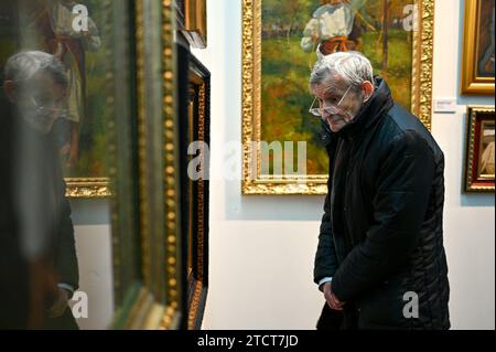 Un homme regarde un tableau présenté lors de l'exposition ''Nation. Art. Science'' à l'occasion du 150e anniversaire de la Société scientifique Taras Shevchenko au Musée national Andrey Sheptytsky à Lviv, Ukraine, le 13 décembre 2023. (Photo d'Ukrinform/NurPhoto)0 Banque D'Images