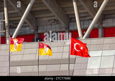 Drapeaux Galatasaray avec drapeau de Turkiye et stade Galatasaray sur le fond. Istanbul Turkiye - 10.28.2023 Banque D'Images