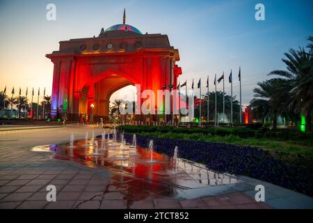 Abu Dhabi, Émirats arabes Unis - 4 décembre 2023 : la porte de style arabe de l'hôtel Emirates Palace s'illumine la nuit à Abu Dhabi, Émirats arabes Unis Banque D'Images