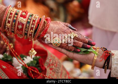 Indien foyer sélectif parents de la mariée et le marié exécutant Ganesh Puja ou pooja traditionnel avant la cérémonie de mariage hindou indien. Mariage sur Ganesh Banque D'Images