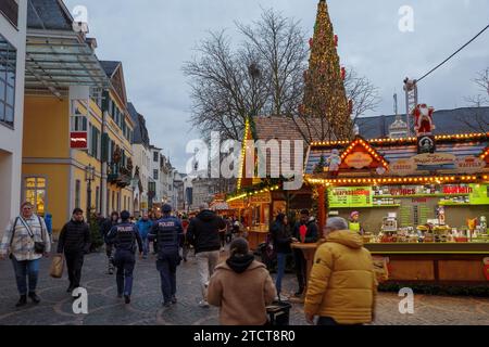 Bonn, Allemagne - 6 décembre 2023 : policiers en gilets pare-balles et bonnets patrouillant le marché de Noël de Bonn. Banque D'Images