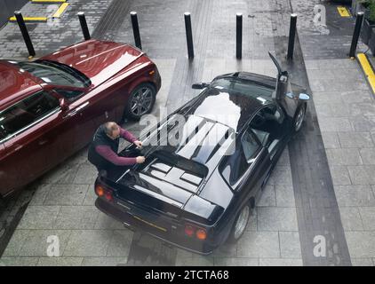 Londres, Royaume-Uni. 14 décembre 2023. La Bond Street sale, important Collectors' Motor Cars a lieu le 15 décembre 2023 à Bonhams. Les faits saillants de la vente aux enchères incluent : Lamborghini Diablo VT coupé 1997. Estimation : 150 000 £ - 220 000 £. Crédit : Malcolm Park/Alamy Live News Banque D'Images