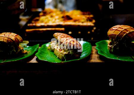 Délicieux sandwich et sous-marin avec mayonnaise et poulet. Au Sri Lanka Street food Colombo. Fabrication par Chef. Fond noir Banque D'Images