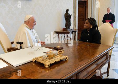 Vatican, Vatican. 14 décembre 2023. Italie, Rome, Vatican, 2023/12/14.le Pape François reçoit en audience privée Mme Francia Elena Marquez Mina, vice-présidente de la Colombie au Vatican Photographie par Vatican Media/Catholic Press photo s. RÉSERVÉ À UN USAGE ÉDITORIAL - PAS DE MARKETING - PAS DE CAMPAGNES PUBLICITAIRES. Crédit : Agence photo indépendante/Alamy Live News Banque D'Images