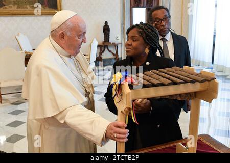 Vatican, Vatican. 14 décembre 2023. Italie, Rome, Vatican, 2023/12/14.le Pape François reçoit en audience privée Mme Francia Elena Marquez Mina, vice-présidente de la Colombie au Vatican Photographie par Vatican Media/Catholic Press photo s. RÉSERVÉ À UN USAGE ÉDITORIAL - PAS DE MARKETING - PAS DE CAMPAGNES PUBLICITAIRES. Crédit : Agence photo indépendante/Alamy Live News Banque D'Images