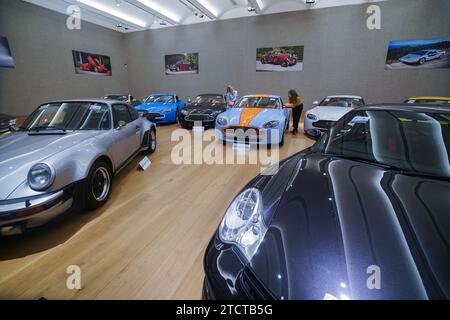 Londres Royaume-Uni. 14 décembre 2023. .Une gamme de voitures de collection couvrant toutes les époques des voitures automobiles victoriennes aux supercars du 21e siècle, au cours des 10 dernières années à Bonhams. Le Bonhams important Collectors' Motor Cars sale a lieu le 15 décembre. Crédit : amer ghazzal/Alamy Live News . Banque D'Images