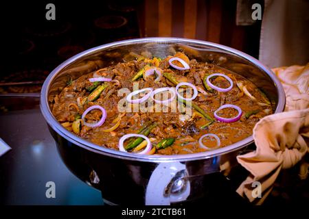 Plat indien au curry avec pommes de terre, chou-fleur et pois verts au buffet Banque D'Images