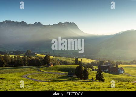 Paysage rural dans les Alpes suisses, vue sur les montagnes Alpstein avec Saentis, Suisse Banque D'Images