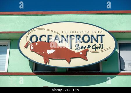 Gros plan sur l'Oceanfront Bar & Grill Sign à Myrtle Beach, Caroline du Sud, Un bar et restaurant populaire sur la promenade, le 18 novembre 2023 Banque D'Images