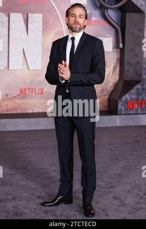Hollywood, États-Unis. 13 décembre 2023. HOLLYWOOD, LOS ANGELES, CALIFORNIE, États-Unis - DÉCEMBRE 13 : l'acteur et scénariste britannique Charlie Hunnam arrive à la première de Los Angeles de "Rebel Moon - part One : a Child of Fire" de Netflix qui s'est tenue au TCL Chinese Theatre IMAX le 13 décembre 2023 à Hollywood, Los Angeles, Californie, États-Unis. (Photo de Xavier Collin/image Press Agency) crédit : image Press Agency/Alamy Live News Banque D'Images