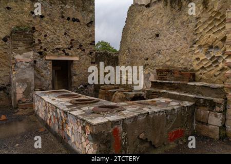 Ercolano, Italie - 25 novembre 2023 : toilettes romaines dans l'ancienne ville d'Herculanum près de Naples Banque D'Images