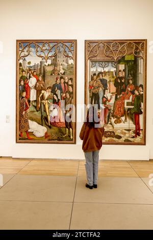 Musée royaux des Beaux-Arts de Belgique, Musées royaux des Beaux-Arts de Belgique, Bruxelles, Bruxelles Visiteur regardant des peintures Banque D'Images