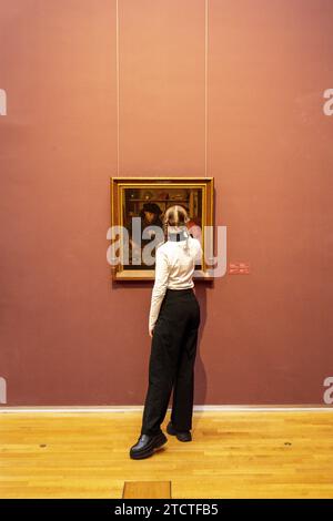 Musée royaux des Beaux-Arts de Belgique, Musées royaux des Beaux-Arts de Belgique, Bruxelles, Bruxelles visiteur regardant une peinture Banque D'Images