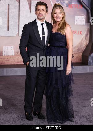 Hollywood, États-Unis. 13 décembre 2023. HOLLYWOOD, LOS ANGELES, CALIFORNIE, États-Unis - DÉCEMBRE 13 : le réalisateur, producteur, scénariste et directeur de la photographie américain Zack Snyder et son épouse Deborah Snyder arrivent à la première à Los Angeles de 'Rebel Moon - part One: a Child of Fire », qui s'est tenue au TCL Chinese Theatre IMAX le 13 décembre 2023 à Hollywood, Los Angeles, Californie, États-Unis. (Photo de Xavier Collin/image Press Agency) crédit : image Press Agency/Alamy Live News Banque D'Images