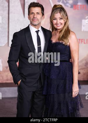 Hollywood, États-Unis. 13 décembre 2023. HOLLYWOOD, LOS ANGELES, CALIFORNIE, États-Unis - DÉCEMBRE 13 : le réalisateur, producteur, scénariste et directeur de la photographie américain Zack Snyder et son épouse Deborah Snyder arrivent à la première à Los Angeles de 'Rebel Moon - part One: a Child of Fire », qui s'est tenue au TCL Chinese Theatre IMAX le 13 décembre 2023 à Hollywood, Los Angeles, Californie, États-Unis. (Photo de Xavier Collin/image Press Agency) crédit : image Press Agency/Alamy Live News Banque D'Images