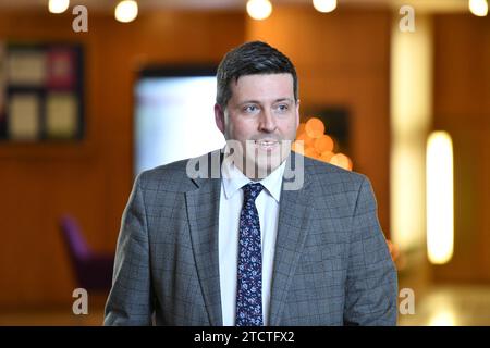 Édimbourg, Écosse, Royaume-Uni. 14 décembre 2023. PHOTO : Jamie Hepburn MSP, Secrétaire du Cabinet écossais pour l'indépendance. Session hebdomadaire des questions des premiers ministres à Holyrood au Parlement écossais. Crédit : Colin D Fisher crédit : Colin Fisher/Alamy Live News Banque D'Images