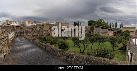 Ercolano, Italie - 25 novembre 2023 : verger et rue dans l'ancienne ville romaine excavée d'Herculanum Banque D'Images