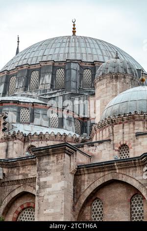 La mosquée Sehzade est une mosquée impériale ottomane du 16e siècle située dans le quartier de Fatih, sur la troisième colline d'Istanbul, à Turkiye. Banque D'Images