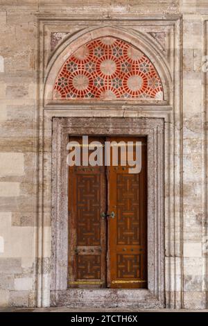 Détail architectural de la mosquée Sehzade, une mosquée impériale ottomane du 16e siècle sur la troisième colline d'Istanbul, Turkiye. Banque D'Images