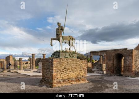 Pompéi, Italie - 25 novembre 2023 : vue de la statue du Centaure dans le Forum de l'ancienne ville de Pompéi Banque D'Images