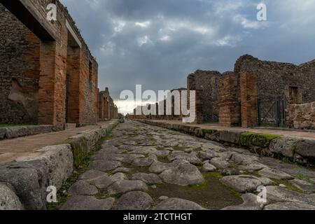 Pompéi, Italie - 25 novembre 2023 : rue tyoïcienne et maisons dans l'ancienne ville romaine de Pompéi Banque D'Images