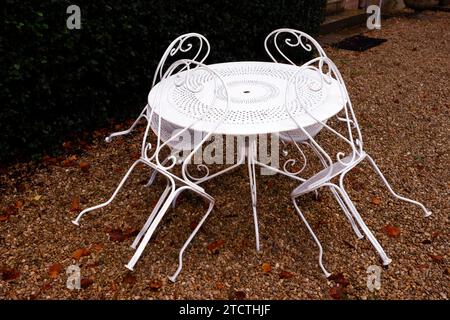 Un ensemble en métal d'une table de jardin et quatre chaises. Banque D'Images