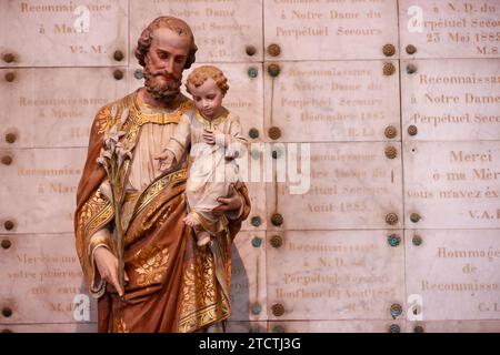 Église Saint-Léonard. Saint Josef avec l'enfant Jésus dans les bras. Honfleur. France. Banque D'Images