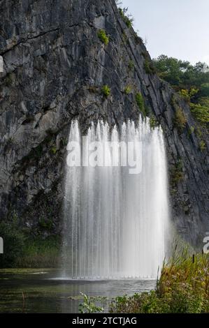 Grande fontain par la roche, marcher dans la plus petite ville médiévale dans le monde Durbuy sur la rivière Ourthe, Ardennen, Belgique en journée ensoleillée Banque D'Images