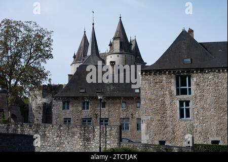 Marcher dans la plus petite ville médiévale dans le monde Durbuy sur la rivière Ourthe, Ardennen, Belgique en journée ensoleillée Banque D'Images