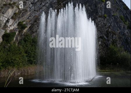 Grande fontain par la roche, marcher dans la plus petite ville médiévale dans le monde Durbuy sur la rivière Ourthe, Ardennen, Belgique en journée ensoleillée Banque D'Images