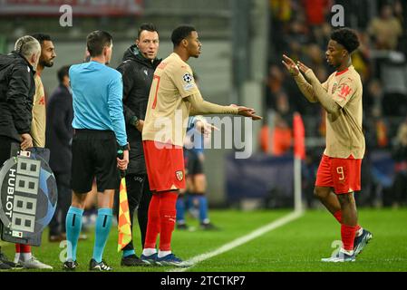 Lens, France. 12 décembre 2023. Elye Wahi (9 ans) du RC Lens est remplacé par Morgan Guilavogui (27 ans) du RC Lens lors du match de l'UEFA Champions League 6 dans le groupe B lors de la saison 2023-2024 entre le Racing Club de Lens et le FC Sevilla le 12 décembre 2023 à Lens, France. (Photo de David Catry/Isosport) crédit : Sportpix/Alamy Live News Banque D'Images