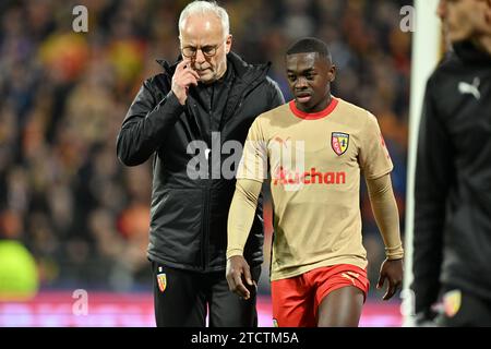 Nampalys Mendy (26 ans) du RC Lens quitte le terrain blessé par une blessure lors du match de la 6e journée de l'UEFA Champions League dans le groupe B lors de la saison 2023-2024 entre le Racing Club de Lens et le FC Sevilla le 12 décembre 2023 à Lens, France. (Photo de David Catry / Isosport) Banque D'Images