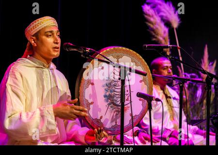 Abdelkader Ghayt et l'Orchestre Samaa se produisant à la Paris Music Factory en 360 lors de Night of Destiny (festival musulman Laylat Al Qadr), Paris, France Banque D'Images