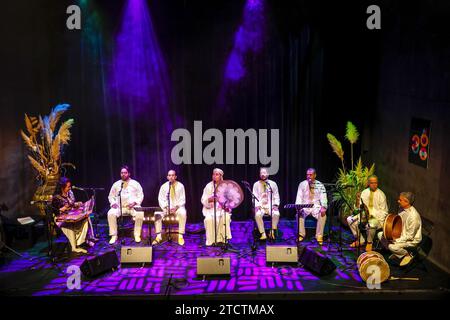 Abdelkader Ghayt et l'Orchestre Samaa se produisant à la Paris Music Factory en 360 lors de Night of Destiny (festival musulman Laylat Al Qadr), Paris, France Banque D'Images