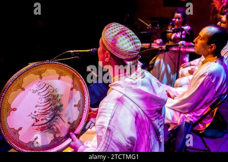 Abdelkader Ghayt et l'Orchestre Samaa se produisant à la Paris Music Factory en 360 lors de Night of Destiny (festival musulman Laylat Al Qadr), Paris, France Banque D'Images