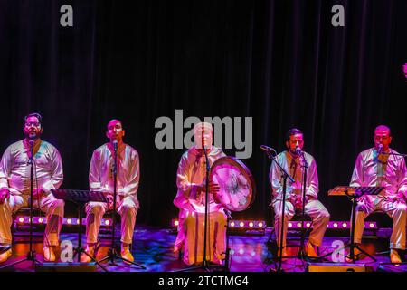 Abdelkader Ghayt et l'Orchestre Samaa se produisant à la Paris Music Factory en 360 lors de Night of Destiny (festival musulman Laylat Al Qadr), Paris, France Banque D'Images